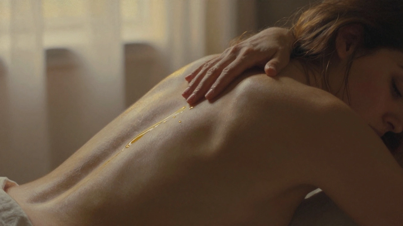 Žena leží na zádech, jemné vlasy se dotýkají kůže, ruce masérky se pohybují pomalu po páteři.